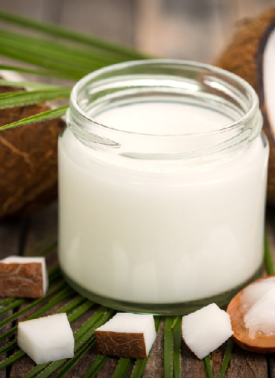 Olej kokosowy na włosy i ciało. Co warto wiedzieć i jakie kosmetyki z olejem kokosowym polecamy?