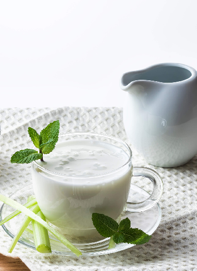 Kwas mlekowy na twarz – właściwości i zastosowanie kwasu mlekowego w kosmetyce