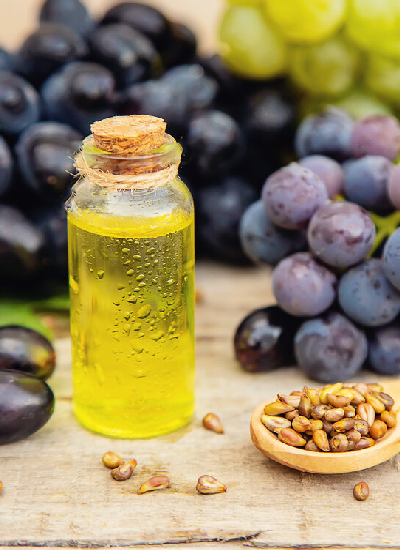 Olej z pestek winogron w kosmetykach do ciała, twarzy i włosów. Jakie ma właściwości i czy warto go stosować?